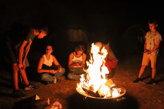 une veillée au coin du feu entre copains