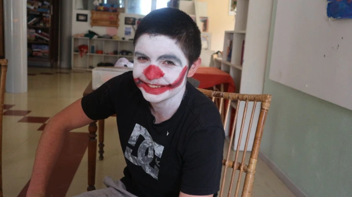 Le clown s invite à la colo