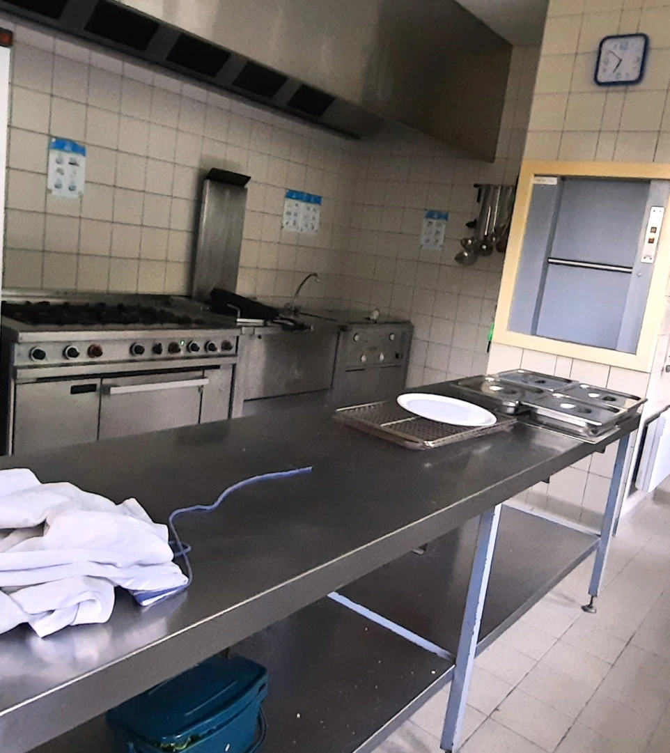 Cuisine équipée et conforme à un usage collectif